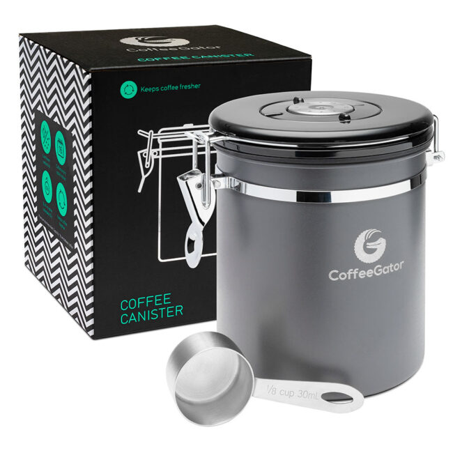produktfoto einer kaffeedose mit kaffeelöffel und verpackung freigestellt auf weißem hintergrund
